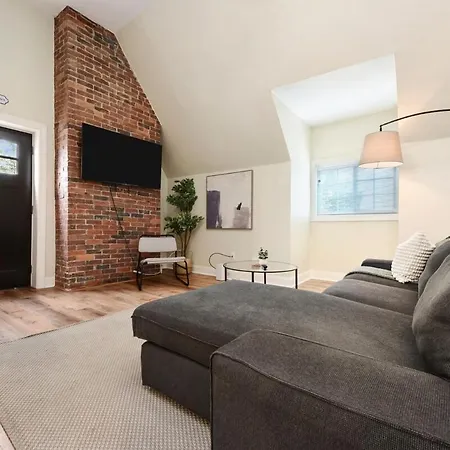 3 Bedroom House With Netflix, Free Parking, Near Hospitals, Shopping,Food