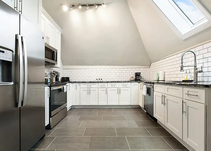 Free Parking+netflix+ Near Hospitals|food|shopping Apartment Pittsburgh